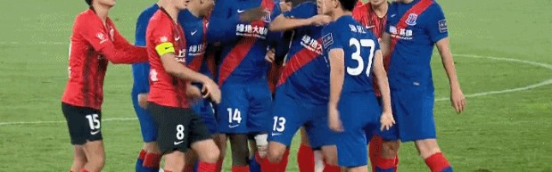  都灵队长染红离场，争议判罚引爆舆论风波  