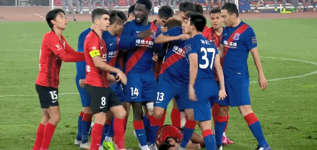  都灵队长染红离场，争议判罚引爆舆论风波  